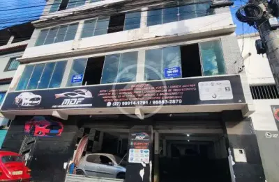 Vendo prédio comercial com 3 pavimentos, na região mais movimentada de cariacica, próximo a prefeitura, hospital, faculdade, entre outros! codigo: 115039