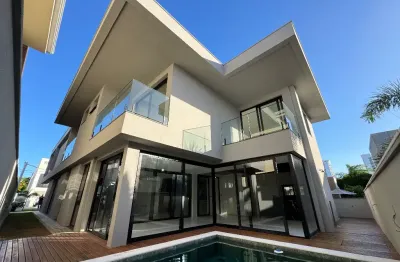 Casa exclusiva com 5 suítes e fino acabamento em ponta negra