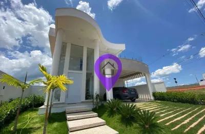 Casa de 250m² à venda no condomínio las palmas em pouso alegre. 3 suítes com varanda, piscina com hidromassagem e arquitetura moderna