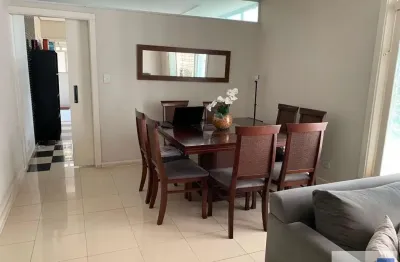 Casa térrea reformada, 3 suítes, sala ampla, churrasqueira no jardim