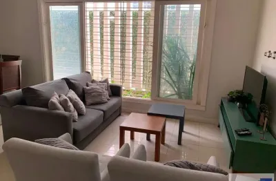 Casa térrea reformada, 3 suítes, sala ampla, churrasqueira no jardim