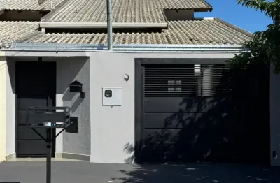 Casa térrea com área gourmet, piscina e garagem coberta para 03 carros