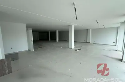 Sala comercial no centro de tijucas, 223m², 2 banheiros para alugar