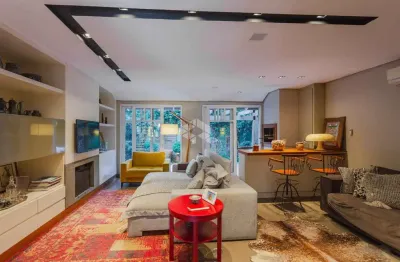 Casa em condomínio fechado com 3 dorms, suíte, sótão, lareira, espaço gourmet e pátio privativo - porto alegre