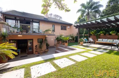 Casa à venda, 447m² privativos, 4 dormitórios sendo 2 suítes,