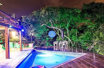 Exclusiva mansão na ferradura a 500m da praia com área de lazer completa e vista para o mar