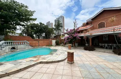 Casa de alto padrão na enseada – 6 quartos (5 suítes), quarteirão inteiro, duas entradas e lazer  - 600m de area