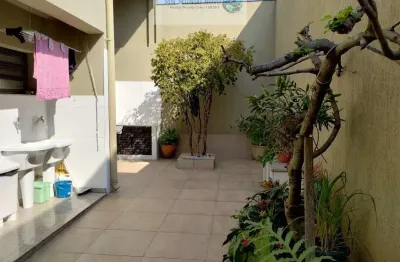 Casa ampla e ensolarada e dormitórios 1 suíte 2 vagas, localizada em área nobre da vila mariana, jardim da glória, com ótima e fácil mobilidade, rua arborizada.