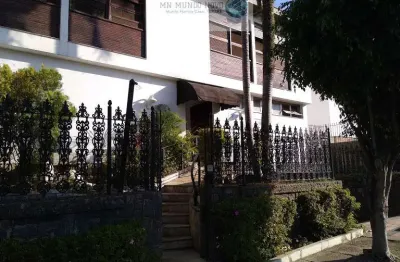 Casa com 5 dormitórios, sendo 2 suítes e 1 escritório