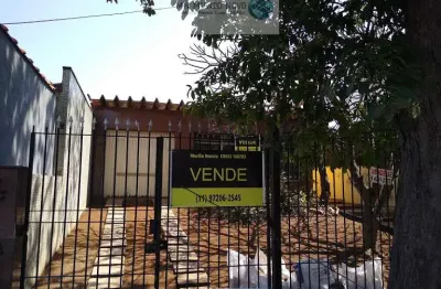 Casa para venda com 4 dormitórios, sendo 1 suíte, terreno de 400 m2, necessita de reforma completa, oportunidade de investimento e moradia.