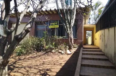 Casa para venda com 4 dormitórios, sendo 1 suíte, terreno de 400 m2, necessita de reforma completa, oportunidade de investimento e moradia.
