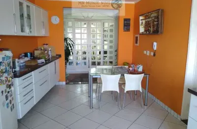 Casa com 4 dormitórios sendo 2 suítes e 1 escritório 430m2 área construída excelente localização em área estritamente residencial Z1