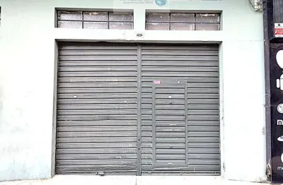 Salão comercial localizado no bairro do cambuci com aproximadamente 110m² e pé direito de 6 metros.