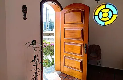 Casa alto padrão, estilo colonial, com 3 dormitórios, sendo 2 suítes churrasqueira, quintal, 6 vagas, excelente localização no jardim da glória, loteamento do klabin em região nobre da vila mariana