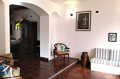 Casa Alto Padrão, estilo colonial, com 3 dormitórios, sendo 2 suítes churrasqueira, quintal, 6 vagas, excelente localização no Jardim da Glória, loteamento do Klabin em região nobre da Vila Mariana