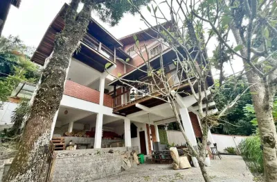 Aluguel anual casa mobiliada no estaleiro com 3 suítes, sacada integrada, churrasqueira e garagem para 2 carros