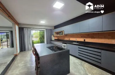 Aluguel anual: casa ampla com piscina a 100 metros da praia em itajaí.