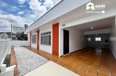 Aluguel anual: casa com 4 quartos reformada no bairro das nações em balneário camboriú