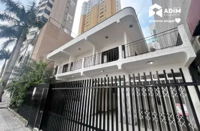 Aluguel anual: casa comercial com 311m² na segunda quadra do mar em balneário camboriú.