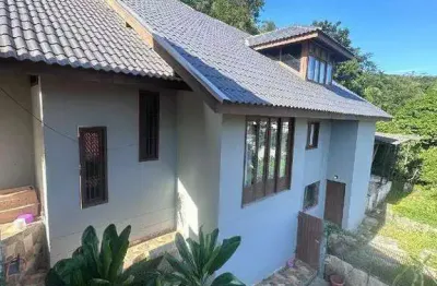 Aluguel anual: casa mobiliado com quartos em cabeçudas itajaí a poucos metros do mar.