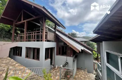 Aluguel Anual: Casa semi mobiliada com 3 quartos sendo 2 suítes - Cabeçudas Itajaí a poucos metros do mar.