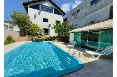 Aluguel anual: casa de 3 quartos com piscina e área gourmet no bairro nações em balneário camboriú