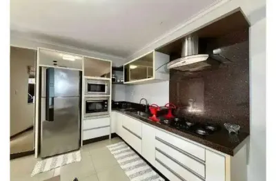 Aluguel anual: Casa de 3 quartos com piscina e área gourmet no Bairro Nações em Balneário Camboriú