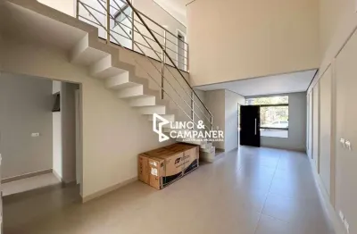 Sobrado com pé direito duplo e energia solar no morada das flores