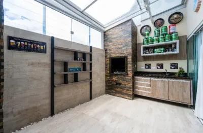 Ótimo triplex em condomínio com churrasqueira coberta e amplo ático