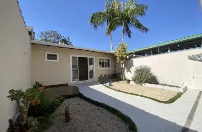Triplex com quintal e edícula com churrasqueira com muito espaço