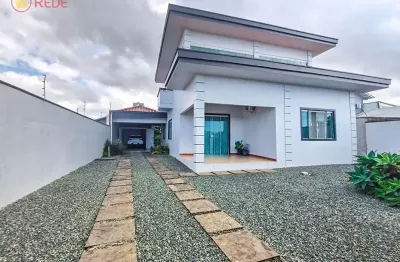 Excelente sobrado no centro, frente mar com 03 dormitórios sendo 02 suítes, ótimo espaço de terreno!!centro - navegantes/sc