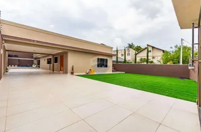 Oportunidade única no uberaba, curitiba – duas casas em um só terreno, com lazer completo e muito espaço!