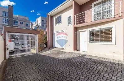 Casa com 3 quartos para alugar na Rua Rodolfo Bernardelli, 441, Uberaba, Curitiba