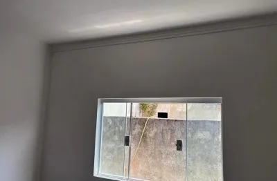 Esta encantadora casa localizada no jardim santa inês ii oferece tudo o que uma família pode desejar.