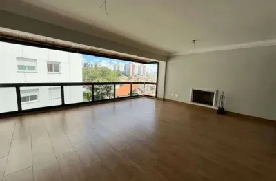 Apartamento reformado para venda possui 181 metros quadrados com 4 suites
