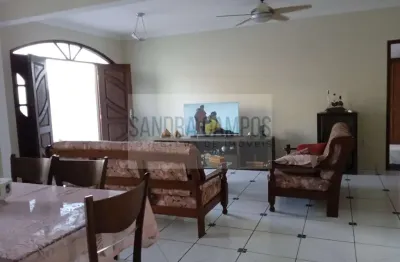 Casa ampla e confortável com quintal perto do centro de lauro de freitas!