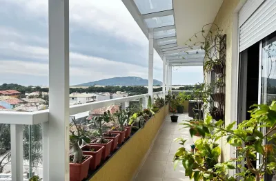 Apartamento cobertura espaçoso e bem localizado em florianópolis-sc
