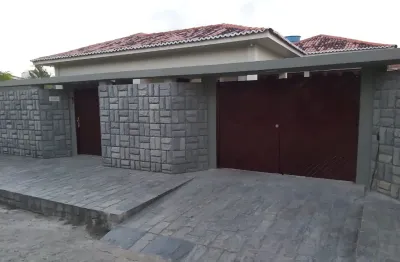 Linda casa com arquitetura moderna e bem conservada em bairro nobre de limoeiro