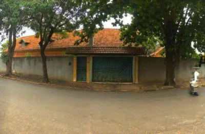 Construção antiga, para demolir e aproveitar o terreno.