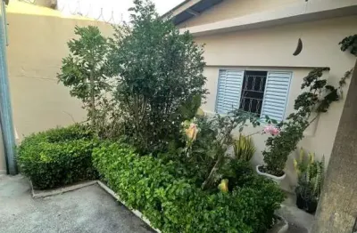 Oportunidade: casa com 3 quartos, 2 vagas cobertas e quintal. local com zona mista para moradia e comércio.