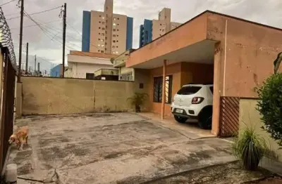 Casa com 2 dormitórios, com terreno amplo na rua varzea paulista vila santanta 2 em jundiaí.