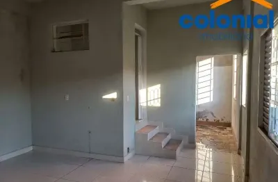 Casa com 02 dormitórios e edícula próximo à rua da várzea.