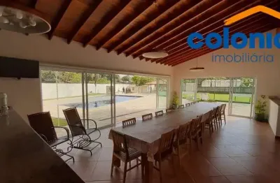 Chácara com 4 quartos, com suíte, salão de  jogos, salão de festas, piscina, churrasqueira, sauna, campo de futebol e várias vagas.