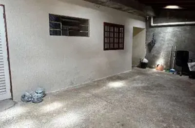 Locação: casa com 02 quartos e 02 vagas cobertas no jardim do lago.
