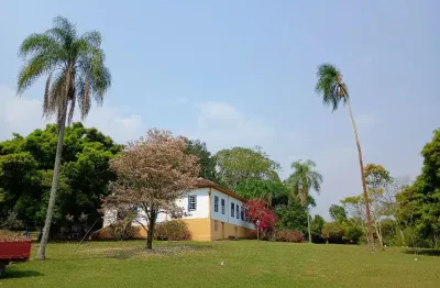 Sítio maravilhoso, casa colonial restaurada, casa moderna, lazer, pomar, muito espaço.