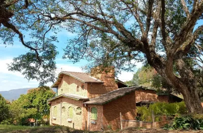 Belíssima casa em condomínio, com 4 suítes, piscina e pomar