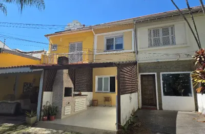 Casa de vila ensolarada, totalmente reformada com materiais nobres
