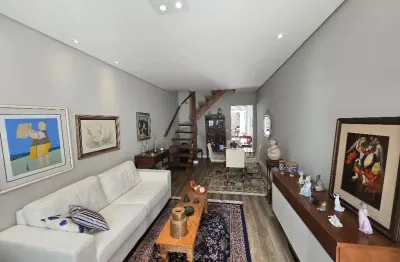 Casa de vila ensolarada, totalmente reformada com materiais nobres