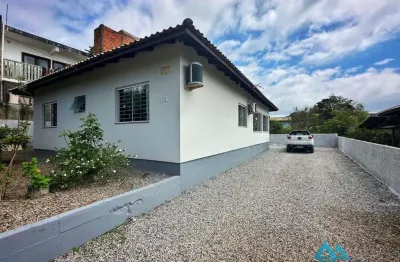 Casa com 3 quartos à venda na cuia, 001, grama, garopaba por r$ 795.000