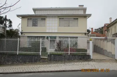 Casa com excelente localização nas mercês, antiga mas muito bem conservada.